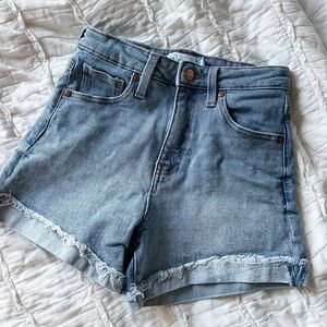 curvy high-rise denim medium wash cuffed jean short women’s/juniors size 5/27